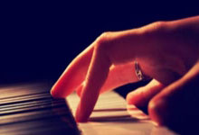 韦世豪给患重症小球迷林子金赠送签名足球,并与他保持联系.